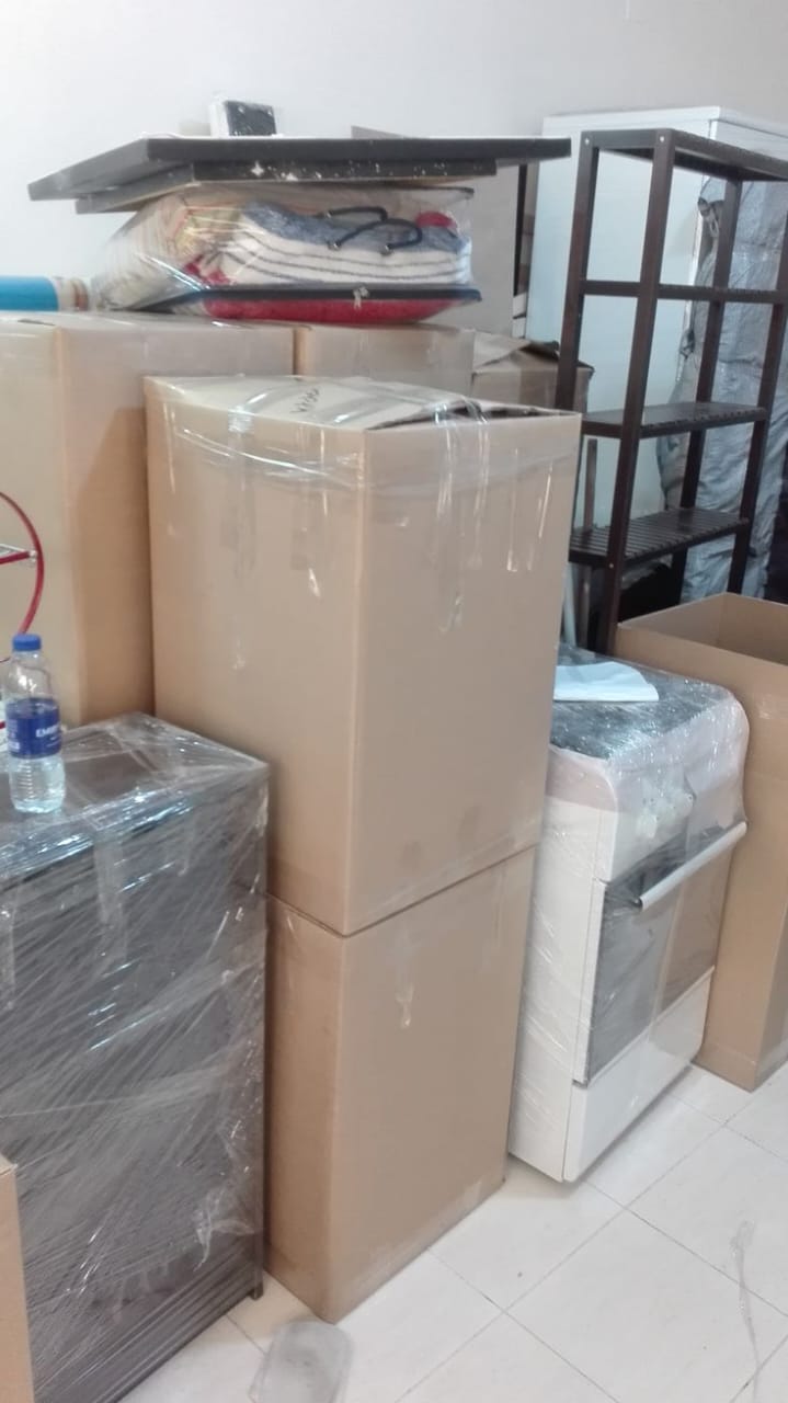أثاث مغلف بالكامل وجاهز للنقل